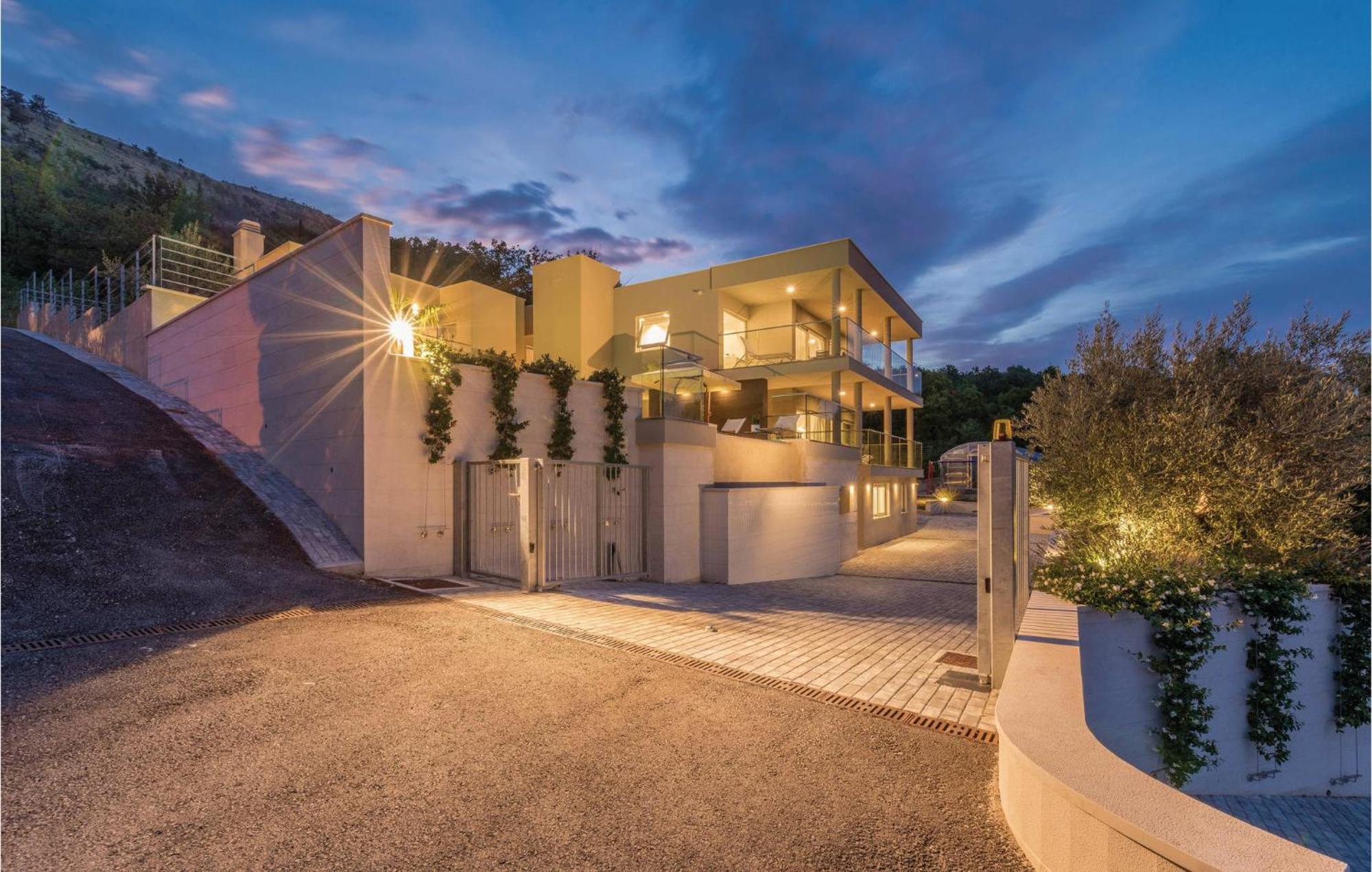 Nice Apartment In Plomin With Jacuzzi Esterno foto